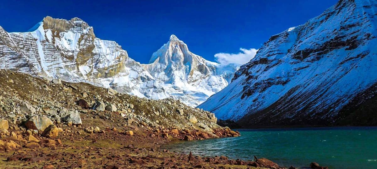 Kedartal lake at 15,400 ft with Jogin peak reflections