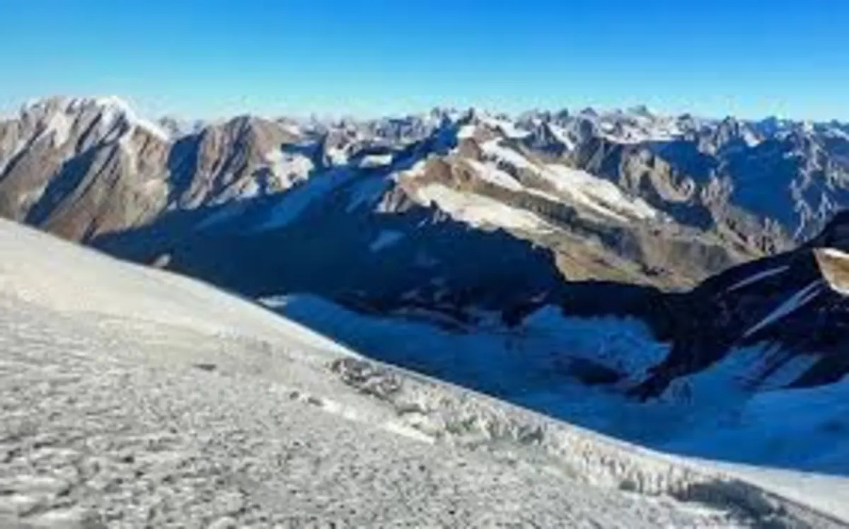 Technical glacier crossing